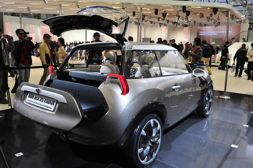 东方人,栏杆,站,走,横图,室内,白天,正面,旅游,度假,标志建筑,地标,建筑,汽车,相机,上海,中国,亚洲,行人,游客,游人,阴影,服装,光线,影子,围栏,灯光,许多人,注视,休闲装,黄种人,娱乐,建设,浦东,护栏,路人,旅客,车,拍照,衣服,数码相机,交通工具,轿车,打开,观察,看,站着,一群人,享受,休闲,休闲服,展示,旅游胜地,放松,摄影,服饰,观看,展览,车展,申,察看,开启,关注,载具,浦东新区,东亚,上海新国际博览中心,迷你车,上海市,龙阳路,中华人民共和国,沪,华东地区,过客,男人,男性,年轻男性,年轻女性,女人,女性,亚洲人,照相机,步行,散步,站立,走路,半身,彩图,照相,汽车展览,shlbh1