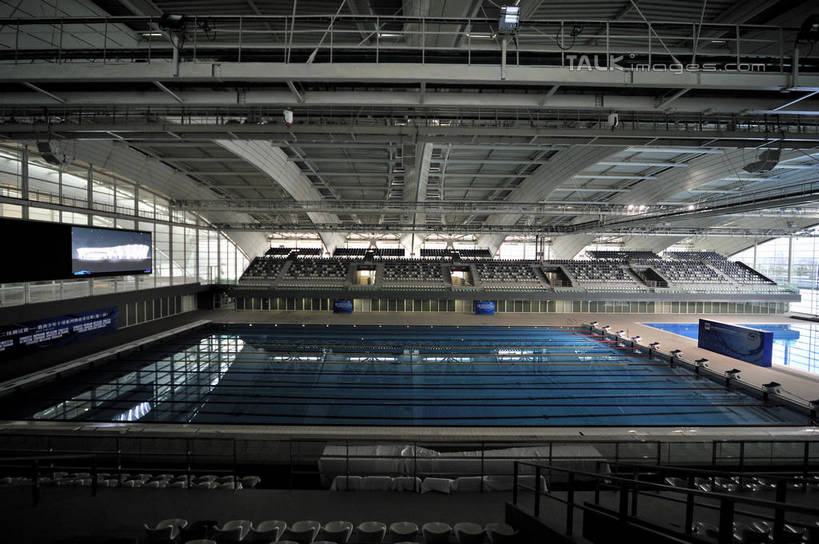 无人,体育馆,游泳池,横图,室内,白天,正面,旅游,度假,水,窗户,落地窗,标志建筑,地标,建筑,上海,中国,亚洲,水池,水面,看台,分界线,娱乐,运动器械,建设,泳池,浦东,玻璃窗,座位,享受,休闲,健身器械,旅游胜地,放松,申,游泳馆,跳板,健身器材,泳道线,分道线,浦东新区,上海东方体育中心,东亚,上海市,中华人民共和国,沪,华东地区,坐位,泳池分割线,彩图,海上皇冠,上海水上竞技中心,助跳板,运动器材,shlbh1