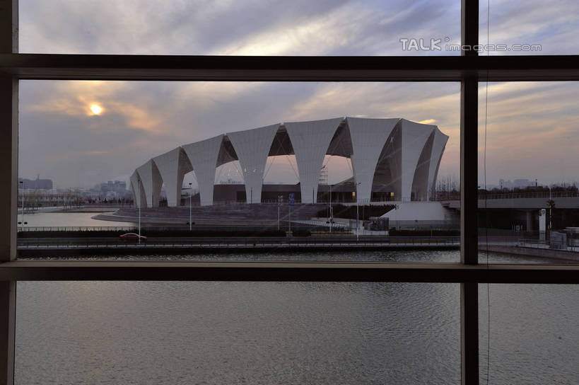 无人,体育馆,运动场,横图,室内,白天,正面,旅游,度假,草地,草坪,河流,日落,水,太阳,植物,窗户,标志建筑,地标,建筑,上海,中国,亚洲,河水,水流,晚霞,霞光,落日,娱乐,建设,体育场,浦东,玻璃窗,草,绿色,黄昏,享受,休闲,旅游胜地,彩霞,放松,申,浦东新区,上海东方体育中心,东亚,上海市,中华人民共和国,沪,华东地区,运动馆,夕照,薄暮,夕阳,彩图,傍晚,海上皇冠,上海水上竞技中心,斜阳,shlbh1