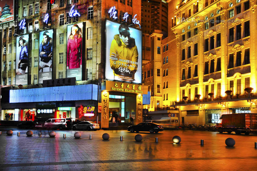 无人,宾馆,横图,室外,夜晚,正面,旅游,度假,标志建筑,道路,地标,建筑,路,夜景,公路,汽车,上海,中国,亚洲,阴影,光线,标志,文字,影子,字符,灯光,交通,娱乐,标识,建设,车,交通工具,轿车,南京路,享受,休闲,汉字,旅游胜地,放松,南京路步行街,申,中文,载具,黄浦区,东亚,上海市,中华人民共和国,沪,华东地区,国文,华文,马路,彩图,客店,客栈,旅店,旅馆,旅舍,上海七重天宾馆,shlbh1