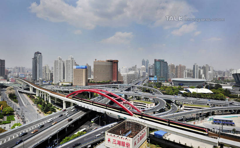 无人,高楼大厦,横图,室外,白天,正面,度假,美景,植物,城市风光,城市,大厦,道路,建筑,路,摩天大楼,公路,汽车,上海,中国,亚洲,阴影,光线,影子,景观,云,云朵,高架,建筑群,分界线,停车线,交通,云彩,娱乐,建设,车,树,树木,蓝色,绿色,白云,蓝天,天空,阳光,自然,交通工具,轿车,天,享受,休闲,景色,放松,生长,晴朗,成长,车行道,车行道分界线,申,载具,标线,高架桥,东亚,上海体育馆,车行线,徐汇区,上海大舞台,华亭宾馆,上海市,高架道路,跨线桥,中华人民共和国,沪,华东地区,晴空,彩图,大楼,高层建筑,高楼,摩天楼,上海华亭宾馆,万人体育馆,shlbh1