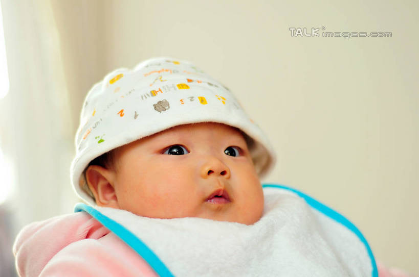 东方人,婴儿,儿童,一个人,横图,室内,白天,正面,婴儿服装,纯洁,窗户,窗帘,床,卧室,帽子,亚洲,仅一个人,阴影,光线,影子,墙,床单,围兜,黄种人,被子,玻璃窗,墙壁,墙面,小孩,阳光,可爱,单人床,活泼,被单,宝宝,纯真,烂漫,无邪,婴儿房,伶俐,天真,亚洲人,孩子,半身,彩图,婴儿服,睡房,卧房,襁褓,shlmx1