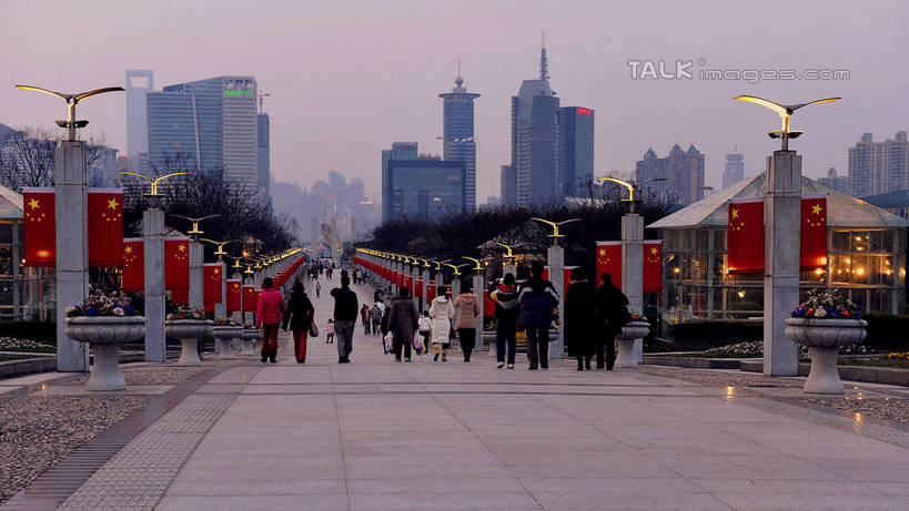 东方人,高楼大厦,走,横图,室外,白天,度假,美景,城市风光,城市,大厦,道路,建筑,路,路灯,摩天大楼,公路,旗帜,国旗,照明,上海,中国,亚洲,许多,游客,游人,悬挂,阴影,光线,影子,景观,建筑群,灯光,地面,交通,许多人,黄种人,娱乐,红旗,建设,浦东,五星红旗,旅客,灯,背面,红色,蓝色,蓝天,天空,阳光,天,一群人,享受,休闲,景色,放松,照亮,申,照明设备,浦东新区,世纪大道,世纪广场,东亚,上海市,中华人民共和国,沪,华东地区,男人,男性,年轻男性,年轻女性,女人,女性,亚洲人,旗,马路,步行,散步,走路,彩图,全身,大楼,高层建筑,高楼,摩天楼,shlmx1