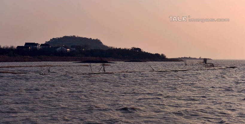无人,横图,室外,白天,正面,旅游,度假,草地,草坪,海浪,海洋,美景,山,树林,植物,雾,阴影,朦胧,模糊,光线,影子,房屋,屋子,景观,浪花,山峰,晚霞,霞光,山峦,娱乐,民居,住宅,草,树,树木,绿色,天空,阳光,自然,海水,黄昏,天,享受,休闲,景色,彩霞,放松,生长,成长,迷雾,自然风光,海景,大海,风浪,海,海水的波动,近岸浪,涌浪,彩图,房子,shlmx1