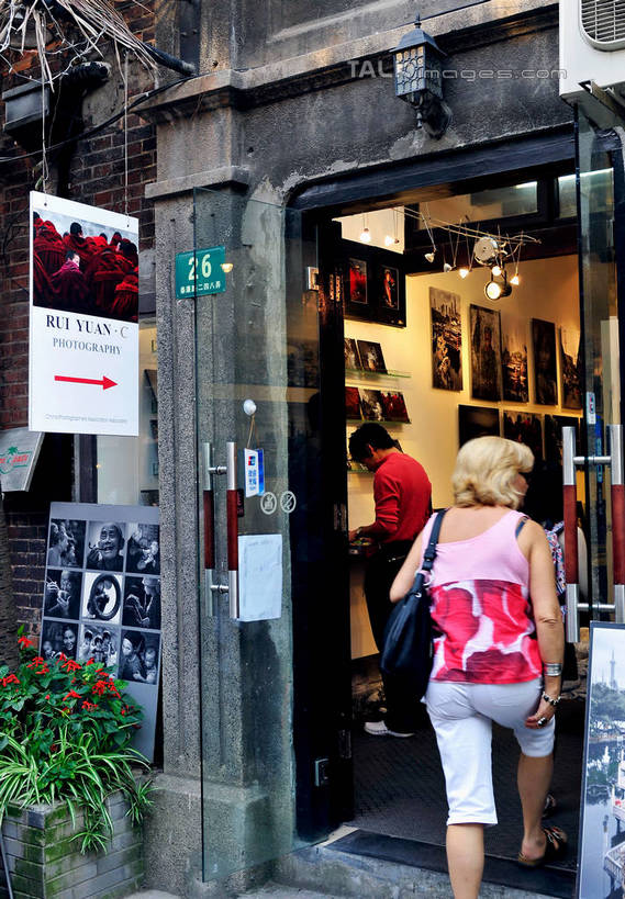 东方人,西方人,两个人,家,商店,站,竖图,室外,白天,购物,旅游,度假,消费,美景,植物,门,城市风光,城市,建筑,指示牌,上海,欧洲,中国,欧洲人,亚洲,许多,包,标志,盆栽,皮包,商品,文字,房屋,墙,屋子,景观,公寓,盆景,黄种人,娱乐,标识,建设,洋房,楼房,墙壁,墙面,住宅,画,背面,绿色,自然,门框,站着,享受,休闲,汉字,展示,景色,放松,金融,生长,成长,单肩包,申,中文,画廊,选购,贸易,东亚,静安区,上海市,中华人民共和国,沪,华东地区,西康路,男人,男性,年轻男性,年轻女性,女人,女性,白种人,亚洲人,站立,彩图,全身,房子,shlmx1