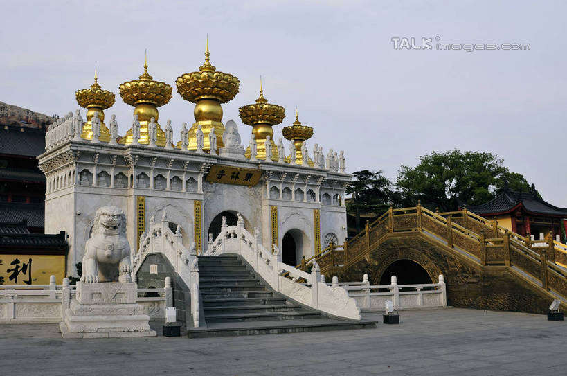 无人,寺庙,横图,室外,白天,正面,旅游,度假,石头,名胜古迹,植物,标志建筑,地标,建筑,雕塑,上海,中国,亚洲,阴影,节日,遗迹,艺术,装饰,光线,标志,雕刻,雕像,石子,文字,影子,字符,阶梯,桥,地面,燃烧,古迹,文化,文物,娱乐,标识,建设,古建筑,石桥,石狮子,石雕,拱桥,台阶,树,树木,蓝色,绿色,蓝天,天空,阳光,自然,香火,工艺品,庙宇,天,祈祷,享受,休闲,健康,汉字,旅游胜地,放松,许愿,宗教,信仰,拱形,生长,成长,纪念,人行桥,石拱桥,祈求,美术,申,中文,主题,陈列,古文明,东亚,金山区,上海市,中华人民共和国,沪,华东地区,功能,美学,国文,华文,东林寺,金愿桥,朱泾,朱泾镇,平安,石块,彩图,庙,寺,shlmx1