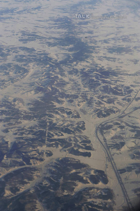 无人,竖图,俯视,航拍,室外,白天,旅游,度假,美景,丘陵,山,雪,雾,大雪,道路,路,公路,中国,亚洲,阴影,朦胧,模糊,光线,影子,积雪,景观,山峰,雪景,冬季,冬天,辽阔,地面,交通,山峦,娱乐,阳光,自然,享受,休闲,广阔,景色,放松,寒冷,迷雾,鸟瞰,自然风光,东亚,吉林,吉林省,中华人民共和国,严寒,东北地区,吉,广大,广宽,空阔,大雾,马路,彩图,高角度拍摄,shlyb1