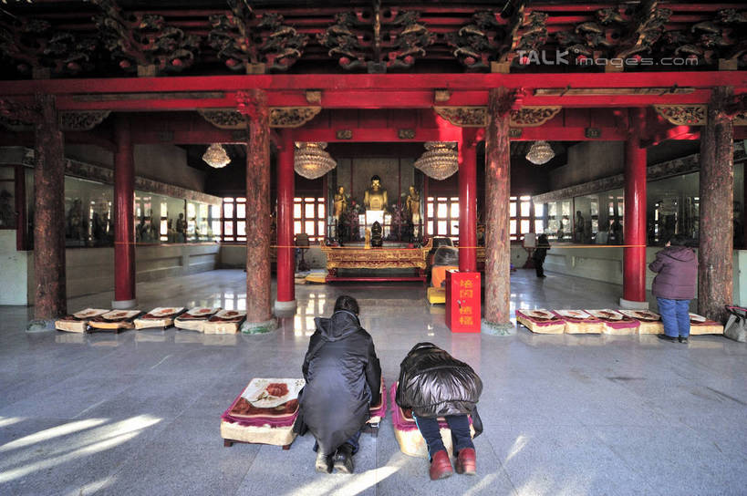 东方人,三个人,寺庙,站,跪,横图,室内,白天,旅游,度假,标志建筑,地标,建筑,雕塑,亚洲,一排,行人,游客,游人,服装,节日,艺术,整齐,装饰,雕刻,雕像,柱子,燃烧,休闲装,黄种人,文化,娱乐,建设,路人,旅客,蒲团,排列,背面,衣服,红色,香火,工艺品,庙宇,祈祷,站着,享受,休闲,健康,休闲服,旅游胜地,放松,许愿,宗教,服饰,信仰,纪念,祈求,美术,队列,主题,陈列,功能,美学,过客,蒲墩,圆座,平安,男人,男性,年轻男性,年轻女性,女人,女性,亚洲人,跪着,站立,彩图,全身,庙,寺,shlyb1
