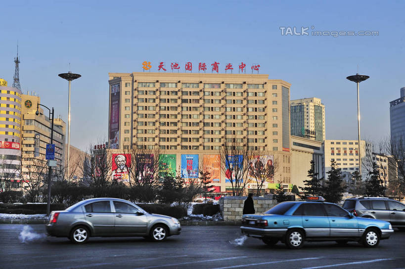 无人,高楼大厦,横图,室外,白天,正面,度假,美景,植物,城市风光,城市,大厦,道路,建筑,路,路灯,摩天大楼,公路,汽车,照明,中国,亚洲,阴影,光线,影子,景观,灯光,交通,娱乐,建设,车,灯,树,树木,蓝色,绿色,蓝天,天空,阳光,自然,交通工具,轿车,天,享受,休闲,景色,放松,生长,晴朗,成长,照亮,照明设备,载具,东亚,吉林,吉林省,长春,长春市,万里无云,中华人民共和国,省会,东北地区,吉,晴空,晴空万里,马路,彩图,大楼,高层建筑,高楼,摩天楼,shlyb1