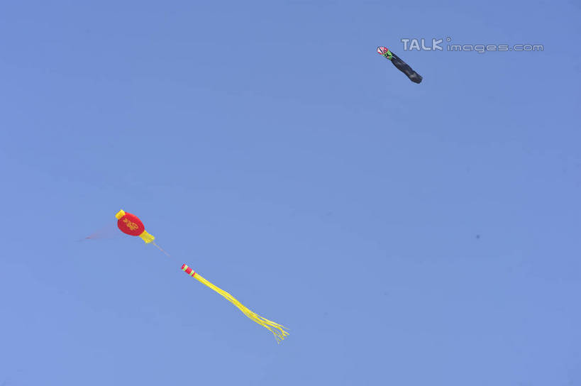 无人,横图,室外,特写,白天,仰视,静物,照明,阴影,光线,灯笼,面具,影子,纸灯笼,文化,两个,蓝色,蓝天,天空,阳光,脸谱,风筝,灯具,天,放风筝,晴朗,照亮,纸鸢,照明设备,中国文化,京剧,放鹞子,鹞,鹞子,鸢,木鸢,戏曲,国粹,万里无云,晴空,晴空万里,彩图,低角度拍摄,国剧,京戏,平剧,中国戏曲,京剧脸谱,传统文化,shlyb1