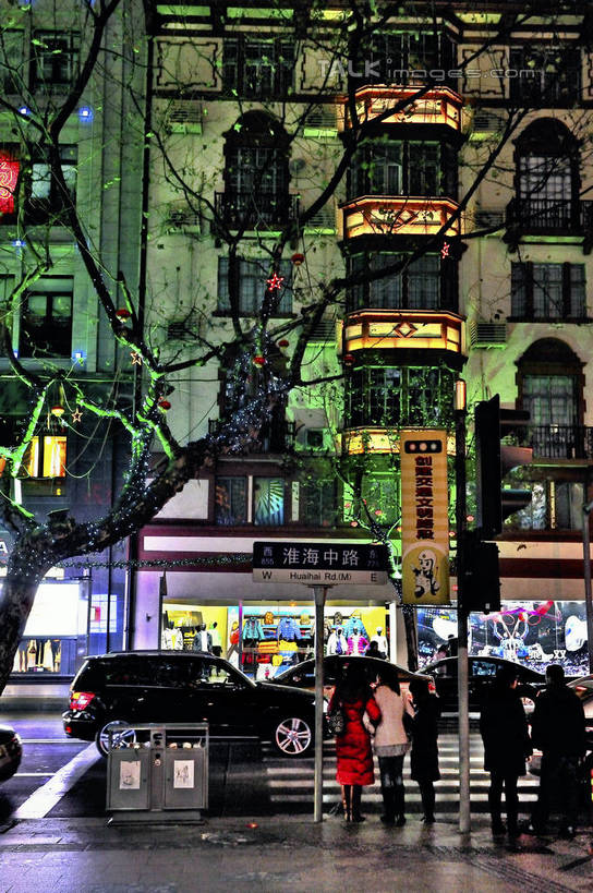 东方人,走,竖图,室外,夜晚,正面,度假,安全,美景,植物,城市风光,城市,道路,电影院,剧院,路,夜景,公路,照明,上海,中国,亚洲,行人,游客,游人,阴影,服装,光线,彩灯,影子,景观,红绿灯,灯光,信号灯,交通,许多人,注视,休闲装,黄种人,娱乐,路人,旅客,灯,树,树木,衣服,绿色,自然,灯具,观察,看,一群人,享受,休闲,休闲服,景色,放松,警示,服饰,花灯,生长,成长,观看,淮海路,照亮,申,察看,照明设备,关注,提示,流通,黄浦区,东亚,淮海中路,徐汇区,国泰电影院,上海市,交通信号灯,行人信号灯,中华人民共和国,沪,华东地区,过客,男人,男性,年轻男性,年轻女性,女人,女性,亚洲人,马路,步行,散步,走路,半身,彩图,剧场,shlyb1