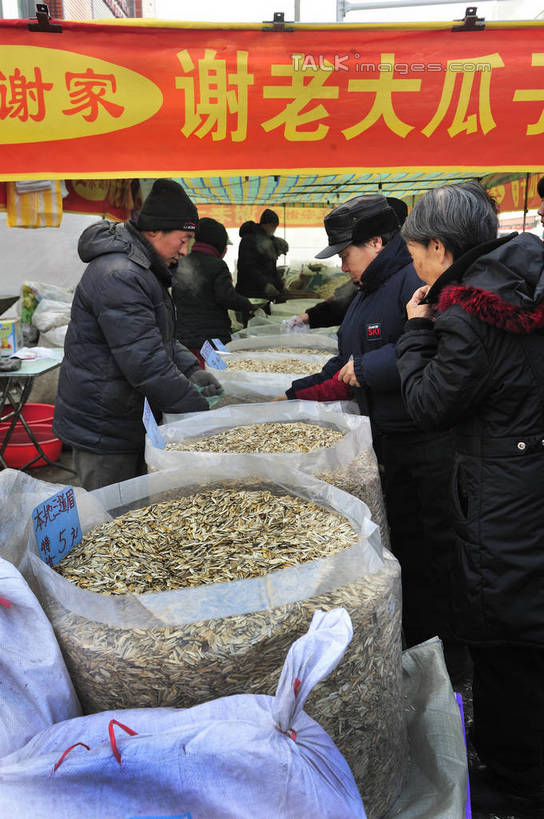 点心,东方人,站,竖图,室外,白天,侧面,购物,度假,消费,美景,城市风光,城市,袋子,中国,亚洲,一堆,许多,行人,游客,游人,握,堆叠,堆积,服装,标志,文字,字符,景观,食品,坚果,集市,市场,很多,许多人,拿,麻袋,拿着,注视,休闲装,黄种人,娱乐,标识,小吃,顾客,路人,旅客,食物,衣服,容器,零食,观察,看,站着,一群人,享受,休闲,休闲服,汉字,景色,放松,握着,金融,服饰,观看,储藏,堆,瓜子,察看,储存,关注,中文,选购,贸易,东亚,吉林,吉林省,长春,长春市,中华人民共和国,省会,葵花籽,国文,华文,东北地区,吉,主顾,过客,葵花子,男人,男性,年轻男性,年轻女性,女人,女性,亚洲人,站立,半身,彩图,贮存,shlyb1