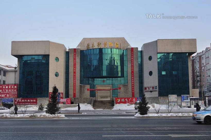 无人,博物馆,横图,室外,白天,正面,旅游,度假,雪,植物,大雪,标志建筑,道路,地标,建筑,路,公路,出租车,汽车,松树,中国,亚洲,阴影,研究,光线,影子,积雪,雪景,冬季,冬天,分界线,停车线,交通,教育,娱乐,建设,车,树,树木,蓝色,绿色,蓝天,天空,阳光,自然,交通工具,轿车,天,享受,休闲,旅游胜地,放松,寒冷,生长,晴朗,成长,展览,车行道,车行道分界线,黑,欣赏,载具,的士,坚定,标线,计程车,陈列,东亚,车行线,黑龙江,黑龙江省,佳木斯博物馆,佳木斯,万里无云,中华人民共和国,长寿,严寒,贞洁,东北地区,佳木斯市,典藏,晴空,晴空万里,马路,彩图,shlyb1