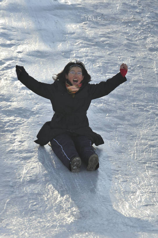 东方人,一个人,体育馆,运动场,坐,伸展双臂,竖图,俯视,室外,白天,旅游,度假,美景,雪,大雪,中国,亚洲,仅一个年轻女性,仅一个女性,仅一个人,阴影,服装,光线,影子,积雪,景观,雪景,冬季,冬天,注视,黄种人,娱乐,体育场,车,衣服,阳光,自然,交通工具,观察,看,享受,休闲,滑雪场,温暖,景色,放松,寒冷,服饰,观看,保暖,黑,雪橇,察看,御寒,关注,自然风光,载具,雪橇车,滑雪服,东亚,黑龙江,黑龙江省,佳木斯,中华人民共和国,运动馆,严寒,东北地区,佳木斯市,竞技服,旅游服,冬装,年轻女性,女人,女性,亚洲人,敞开双臂,伸开双臂,展开双肩,张开手臂,张开双臂,坐着,彩图,高角度拍摄,全身,shlyb1
