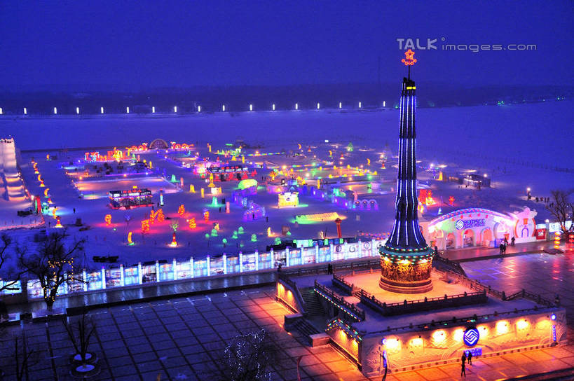 无人,体育馆,运动场,横图,俯视,彩色,室外,夜晚,度假,美景,雪,大雪,城市风光,城市,霓虹灯,夜景,中国,亚洲,阴影,光线,影子,积雪,景观,雪景,冬季,冬天,纪念碑,灯光,七彩,娱乐,光源,体育场,霓虹,灯,蓝色,蓝天,天空,天,享受,休闲,滑雪场,景色,放松,寒冷,晴朗,黑,照明设备,东亚,黑龙江,黑龙江省,佳木斯,万里无云,中华人民共和国,氖灯,运动馆,严寒,东北地区,佳木斯市,晴空,晴空万里,彩图,高角度拍摄,shlyb1