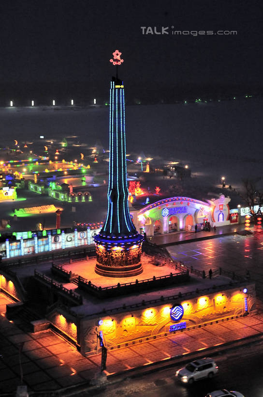 无人,体育馆,运动场,竖图,俯视,彩色,室外,夜晚,度假,美景,雪,大雪,城市风光,城市,霓虹灯,夜景,中国,亚洲,阴影,光线,影子,积雪,景观,雪景,冬季,冬天,纪念碑,灯光,七彩,娱乐,光源,体育场,霓虹,灯,享受,休闲,滑雪场,景色,放松,寒冷,黑,照明设备,东亚,黑龙江,黑龙江省,佳木斯,中华人民共和国,氖灯,运动馆,严寒,东北地区,佳木斯市,彩图,高角度拍摄,shlyb1