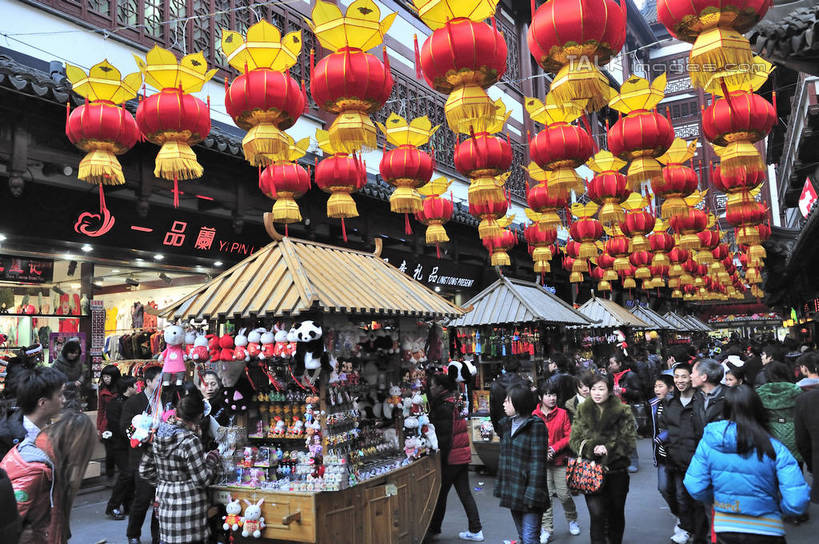 东方人,走,横图,室外,白天,正面,旅游,度假,标志建筑,地标,建筑,照明,上海,中国,元宵节,亚洲,一排,许多,行人,游客,游人,吊挂,悬挂,服装,节日,庆祝,整齐,并列,并排,灯笼,纸灯笼,庙会,很多,许多人,挂,注视,休闲装,黄种人,文化,娱乐,建设,路人,旅客,排列,衣服,灯具,城隍庙,观察,看,祈祷,一群人,庆典,享受,休闲,健康,休闲服,旅游胜地,放松,许愿,宗教,服饰,信仰,观看,纪念,祈求,照亮,申,察看,照明设备,队列,关注,平行,黄浦区,东亚,上海市,中华人民共和国,沪,华东地区,过客,老城隍庙,平安,男人,男性,年轻男性,年轻女性,女人,女性,中年男性,中年女性,亚洲人,步行,散步,走路,半身,彩图,春灯节,上元节,小正月,庙市,节场,shlyb1