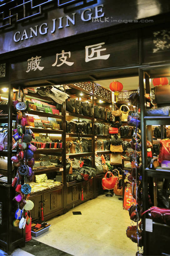 无人,商店,竖图,室内,白天,正面,购物,旅游,度假,消费,标志建筑,地标,建筑,照明,雕塑,上海,中国,春节,亚洲,节日,庆祝,艺术,装饰,标志,灯笼,雕刻,牌匾,文字,纸灯笼,字符,庙会,文化,娱乐,标识,建设,商铺,货架,架子,工艺品,灯具,城隍庙,祈祷,庆典,享受,休闲,健康,汉字,旅游胜地,放松,许愿,金融,宗教,信仰,纪念,祈求,照亮,美术,申,照明设备,中文,主题,陈列架,陈列,选购,贸易,黄浦区,东亚,上海市,中华人民共和国,沪,华东地区,功能,美学,血拼,国文,华文,市肆,商号,老城隍庙,平安,彩图,店铺,庙市,节场,shlyb1