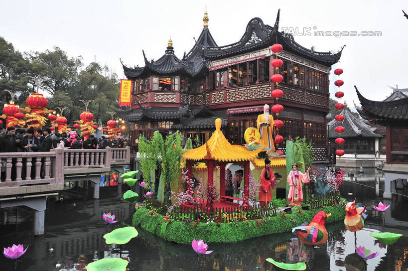 东方人,栏杆,走,横图,室外,白天,正面,旅游,度假,纯洁,石头,植物,标志建筑,地标,建筑,莲花,叶子,照明,上海,中国,元宵节,亚洲,行人,游客,游人,服装,节日,庆祝,盛开,灯笼,石子,纸灯笼,池塘,水池,庙会,围栏,桥,荷叶,许多人,花蕾,注视,休闲装,黄种人,文化,娱乐,建设,石桥,护栏,路人,旅客,拱桥,栈桥,花,花瓣,花朵,鲜花,树,树木,衣服,绿色,自然,灯具,九曲桥,豫园,花苞,花蕊,观察,看,祈祷,一群人,庆典,享受,休闲,健康,休闲服,旅游胜地,放松,许愿,宗教,服饰,信仰,拱形,生长,成长,观看,纪念,人行桥,石拱桥,祈求,照亮,申,察看,富贵,神圣,照明设备,关注,黄浦区,东亚,纯净,上海市,中华人民共和国,沪,华东地区,莲叶,六月花神,正直,过客,上海九曲桥,平安,鞭蕖,鞭蓉,芙蕖,菡萏,荷花,六月春,藕花,水旦,水芙蓉,水华,水芸,溪客,男人,男性,年轻男性,年轻女性,女人,女性,亚洲人,叶,叶片,石块,步行,散步,走路,半身,彩图,春灯节,上元节,小正月,庙市,节场,shlyb1