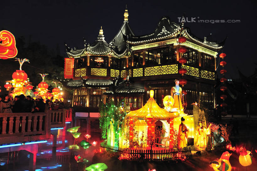 东方人,栏杆,走,横图,室外,夜晚,正面,旅游,度假,石头,标志建筑,地标,建筑,夜景,照明,上海,中国,元宵节,亚洲,行人,游客,游人,阴影,服装,节日,朦胧,模糊,庆祝,光线,灯笼,石子,影子,纸灯笼,庙会,围栏,桥,灯光,许多人,注视,休闲装,黄种人,文化,娱乐,建设,石桥,护栏,路人,旅客,拱桥,栈桥,衣服,灯具,九曲桥,豫园,观察,看,祈祷,一群人,庆典,享受,休闲,健康,休闲服,旅游胜地,放松,许愿,宗教,服饰,信仰,拱形,观看,纪念,人行桥,石拱桥,祈求,照亮,申,察看,照明设备,关注,黄浦区,东亚,上海市,中华人民共和国,沪,华东地区,过客,上海九曲桥,平安,男人,男性,年轻男性,年轻女性,女人,女性,亚洲人,石块,步行,散步,走路,半身,彩图,春灯节,上元节,小正月,庙市,节场,shlyb1