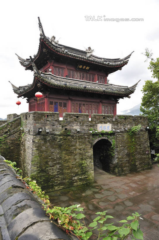 无人,竖图,室外,白天,正面,旅游,度假,名胜古迹,植物,标志建筑,地标,建筑,雕塑,中国,亚洲,遗迹,艺术,装饰,标志,雕刻,牌匾,瓦片,文字,字符,墙,屋顶,青苔,苔藓,顶棚,瓦,古迹,文化,文物,娱乐,标识,建设,古建筑,浙江,墙壁,墙面,树,树木,浙江省,绿色,自然,工艺品,享受,休闲,汉字,旅游胜地,放松,建造,江南长城,临海,生长,成长,纪念,美术,中文,主题,陈列,古文明,东亚,屋瓦,中华人民共和国,华东地区,浙,功能,美学,国文,华文,台州,台州市,彩图,临海市,台州府城墙,shlyb1