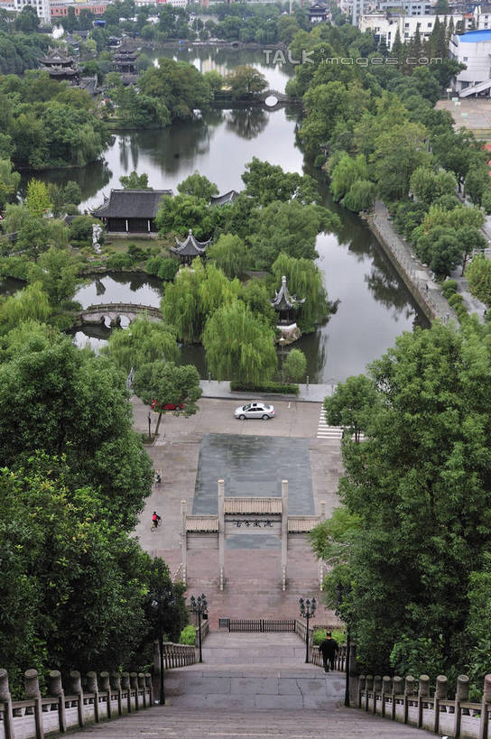 无人,栏杆,竖图,俯视,室外,白天,旅游,度假,河流,名胜古迹,水,植物,楼梯,标志建筑,地标,建筑,中国,亚洲,遗迹,扶手,阶梯,河水,水流,古迹,文物,娱乐,建设,古建筑,浙江,护栏,台阶,树,树木,浙江省,绿色,倒影,自然,享受,休闲,旅游胜地,放松,江南长城,临海,生长,成长,倒映,古文明,东亚,中华人民共和国,华东地区,浙,台州,台州市,反照,彩图,高角度拍摄,临海市,台州府城墙,shlyb1