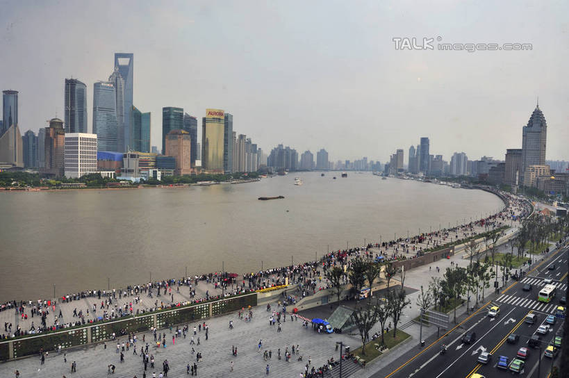 无人,高楼大厦,横图,全景,俯视,室外,白天,度假,河流,美景,水,天际线,植物,城市风光,城市,大厦,道路,建筑,路,摩天大楼,公路,汽车,上海,中国,亚洲,阴影,光线,影子,河水,景观,水流,分界线,停车线,交通,娱乐,建设,黄浦江,车,树,树木,蓝色,绿色,蓝天,天空,阳光,自然,交通工具,轿车,外滩,天,享受,休闲,景色,放松,生长,晴朗,成长,上海大厦,车行道,车行道分界线,申,载具,标线,黄浦区,浦西,东亚,车行线,万国建筑博览群,外滩万国建筑博览群,上海总会,亚细亚大楼,东风饭店,有利大楼,日清大楼,中国通商银行大楼,招商局大楼,大北电报公司大楼,浦东发展银行大楼,上海海关大楼,交通银行大楼,华俄道胜银行大楼,台湾银行大楼,麦加利银行大楼,友邦大厦,和平饭店南楼,和平饭店北楼,中国银行大楼,怡泰邮船大楼,正金大楼,怡和洋行大楼,东方大楼,英国领事馆,俄罗斯总领事馆,气象信号台,中山东一路,上海市,万里无云,中华人民共和国,沪,华东地区,晴空,晴空万里,马路,彩图,高角度拍摄,大楼,高层建筑,高楼,摩天楼,黄埔滩,上海外滩,外黄埔滩,shlyb1