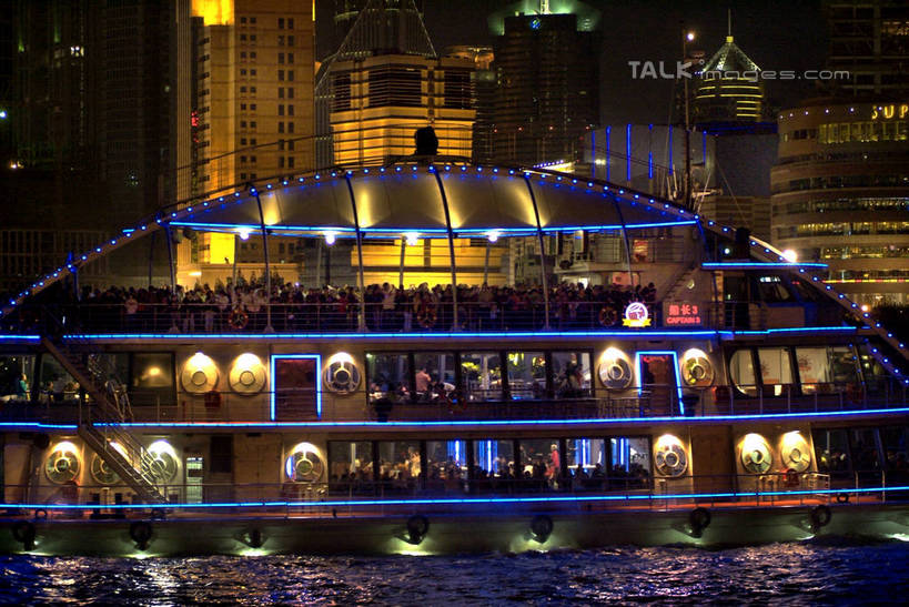 无人,高楼大厦,横图,室外,夜晚,正面,度假,河流,美景,水,城市风光,城市,大厦,建筑,路灯,摩天大楼,夜景,船,照明,上海,中国,亚洲,阴影,光线,影子,河水,景观,水流,灯光,娱乐,建设,黄浦江,游轮,游船,灯,倒影,交通工具,邮轮,外滩,享受,休闲,景色,放松,上海大厦,照亮,申,倒映,照明设备,载具,黄浦区,浦西,东亚,万国建筑博览群,外滩万国建筑博览群,上海总会,亚细亚大楼,东风饭店,有利大楼,日清大楼,中国通商银行大楼,招商局大楼,大北电报公司大楼,浦东发展银行大楼,上海海关大楼,交通银行大楼,华俄道胜银行大楼,台湾银行大楼,麦加利银行大楼,友邦大厦,和平饭店南楼,和平饭店北楼,中国银行大楼,怡泰邮船大楼,正金大楼,怡和洋行大楼,东方大楼,英国领事馆,俄罗斯总领事馆,气象信号台,中山东一路,上海市,中华人民共和国,沪,华东地区,旅游船,反照,彩图,大楼,高层建筑,高楼,摩天楼,黄埔滩,上海外滩,外黄埔滩,shlyb1