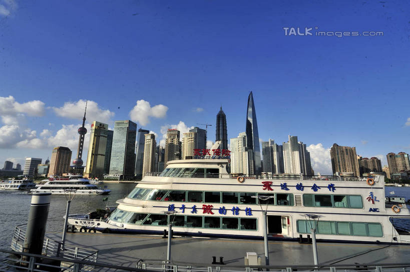 无人,高楼大厦,横图,室外,白天,正面,度假,河流,美景,水,城市风光,城市,大厦,建筑,摩天大楼,船,阴影,光线,影子,河水,景观,水流,云,云朵,云彩,娱乐,建设,东方明珠,黄浦江,金茂大厦,游轮,游船,蓝色,白云,蓝天,天空,阳光,交通工具,邮轮,外滩,天,享受,休闲,景色,放松,环球金融中心,晴朗,载具,电视塔,柏悦酒店,国际贸易金融中心,合生国际大厦,花旗集团大厦,金融中心,陆家嘴金融中心,上海环球金融中心,香格里拉酒店,震旦国际大楼,东方明珠电视塔,万国建筑博览群,上海总会,亚细亚大楼,东风饭店,有利大楼,日清大楼,中国通商银行大楼,招商局大楼,大北电报公司大楼,浦东发展银行大楼,上海海关大楼,交通银行大楼,华俄道胜银行大楼,台湾银行大楼,麦加利银行大楼,友邦大厦,和平饭店南楼,和平饭店北楼,中国银行大楼,旅游船,晴空,彩图,大楼,高层建筑,高楼,摩天楼,黄埔滩,上海外滩,外黄埔滩,shlyb1