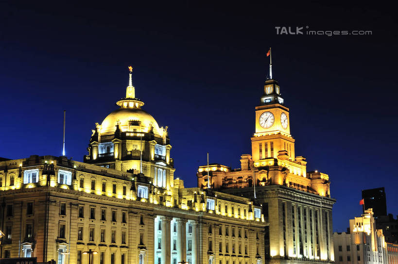 无人,高楼大厦,横图,室外,夜晚,仰视,度假,美景,城市风光,城市,大厦,建筑,摩天大楼,夜景,旗帜,上海,中国,亚洲,阴影,时间,光线,时钟,影子,景观,灯光,计时,娱乐,旗子,建设,黄浦江,蓝色,蓝天,天空,钟表,外滩,天,享受,休闲,表,景色,放松,晴朗,上海大厦,申,黄浦区,浦西,东亚,万国建筑博览群,外滩万国建筑博览群,上海总会,亚细亚大楼,东风饭店,有利大楼,日清大楼,中国通商银行大楼,招商局大楼,大北电报公司大楼,浦东发展银行大楼,上海海关大楼,交通银行大楼,华俄道胜银行大楼,台湾银行大楼,麦加利银行大楼,友邦大厦,和平饭店南楼,和平饭店北楼,中国银行大楼,怡泰邮船大楼,正金大楼,怡和洋行大楼,东方大楼,英国领事馆,俄罗斯总领事馆,气象信号台,中山东一路,上海市,万里无云,中华人民共和国,沪,华东地区,塔钟,旌旗,旗号,钟,晴空,晴空万里,彩图,低角度拍摄,大楼,高层建筑,高楼,摩天楼,黄埔滩,上海外滩,外黄埔滩,shlyb1