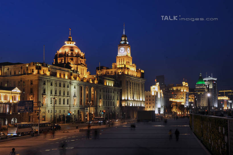 无人,高楼大厦,横图,彩色,室外,夜晚,正面,度假,美景,植物,城市风光,城市,大厦,道路,建筑,路,摩天大楼,霓虹灯,夜景,公路,汽车,上海,中国,亚洲,阴影,光线,影子,景观,灯光,七彩,交通,娱乐,光源,建设,黄浦江,霓虹,车,灯,树,树木,绿色,自然,交通工具,轿车,外滩,享受,休闲,景色,放松,生长,成长,上海大厦,申,照明设备,载具,黄浦区,浦西,东亚,万国建筑博览群,外滩万国建筑博览群,上海总会,亚细亚大楼,东风饭店,有利大楼,日清大楼,中国通商银行大楼,招商局大楼,大北电报公司大楼,浦东发展银行大楼,上海海关大楼,交通银行大楼,华俄道胜银行大楼,台湾银行大楼,麦加利银行大楼,友邦大厦,和平饭店南楼,和平饭店北楼,中国银行大楼,怡泰邮船大楼,正金大楼,怡和洋行大楼,东方大楼,英国领事馆,俄罗斯总领事馆,气象信号台,中山东一路,上海市,中华人民共和国,沪,华东地区,氖灯,马路,彩图,大楼,高层建筑,高楼,摩天楼,黄埔滩,上海外滩,外黄埔滩,shlyb1