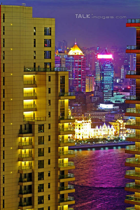 无人,高楼大厦,竖图,彩色,室外,夜晚,正面,度假,河流,美景,水,城市风光,城市,大厦,建筑,摩天大楼,霓虹灯,夜景,上海,中国,亚洲,阴影,波纹,光线,影子,河水,景观,水流,灯光,七彩,涟漪,娱乐,光源,建设,黄浦江,霓虹,灯,倒影,水纹,外滩,波浪,享受,休闲,景色,放松,上海大厦,申,倒映,照明设备,黄浦区,浦西,东亚,万国建筑博览群,外滩万国建筑博览群,上海总会,亚细亚大楼,东风饭店,有利大楼,日清大楼,中国通商银行大楼,招商局大楼,大北电报公司大楼,浦东发展银行大楼,上海海关大楼,交通银行大楼,华俄道胜银行大楼,台湾银行大楼,麦加利银行大楼,友邦大厦,和平饭店南楼,和平饭店北楼,中国银行大楼,怡泰邮船大楼,正金大楼,怡和洋行大楼,东方大楼,英国领事馆,俄罗斯总领事馆,气象信号台,中山东一路,上海市,中华人民共和国,沪,华东地区,水晕,氖灯,反照,彩图,大楼,高层建筑,高楼,摩天楼,黄埔滩,上海外滩,外黄埔滩,shlyb1