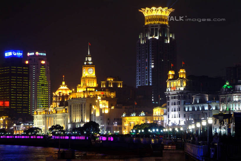 无人,高楼大厦,横图,彩色,室外,夜晚,正面,度假,河流,美景,水,植物,城市风光,城市,大厦,建筑,摩天大楼,霓虹灯,夜景,上海,中国,亚洲,阴影,波纹,光线,影子,河水,景观,水流,灯光,七彩,涟漪,娱乐,光源,建设,黄浦江,霓虹,灯,树,树木,绿色,倒影,水纹,自然,外滩,波浪,享受,休闲,景色,放松,生长,成长,上海大厦,申,倒映,照明设备,黄浦区,浦西,东亚,万国建筑博览群,外滩万国建筑博览群,上海总会,亚细亚大楼,东风饭店,有利大楼,日清大楼,中国通商银行大楼,招商局大楼,大北电报公司大楼,浦东发展银行大楼,上海海关大楼,交通银行大楼,华俄道胜银行大楼,台湾银行大楼,麦加利银行大楼,友邦大厦,和平饭店南楼,和平饭店北楼,中国银行大楼,怡泰邮船大楼,正金大楼,怡和洋行大楼,东方大楼,英国领事馆,俄罗斯总领事馆,气象信号台,中山东一路,上海市,中华人民共和国,沪,华东地区,水晕,氖灯,反照,彩图,大楼,高层建筑,高楼,摩天楼,黄埔滩,上海外滩,外黄埔滩,shlyb1