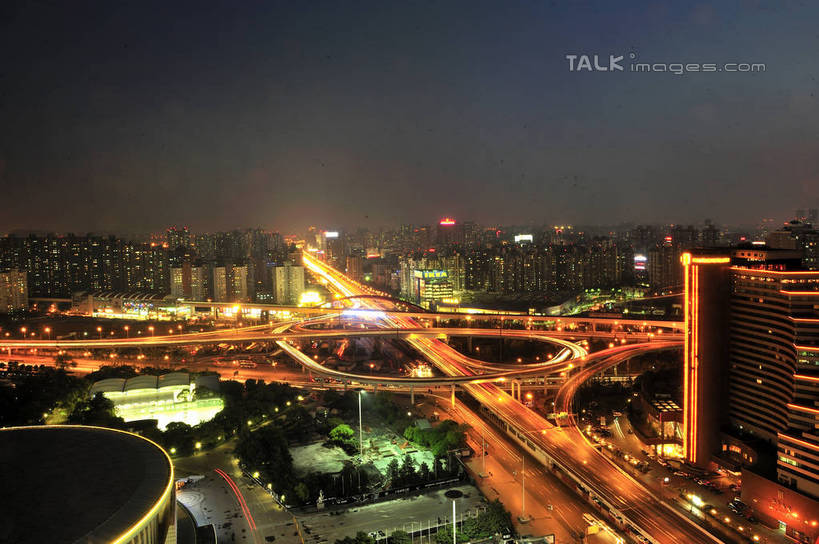 无人,高楼大厦,横图,全景,俯视,航拍,彩色,室外,夜晚,度假,美景,天际线,植物,城市风光,城市,大厦,道路,建筑,路,摩天大楼,霓虹灯,夜景,公路,上海,中国,亚洲,阴影,光线,影子,景观,高架,灯光,分界线,七彩,停车线,交通,娱乐,光源,建设,霓虹,灯,树,树木,绿色,自然,享受,休闲,景色,放松,生长,成长,车行道,车行道分界线,申,照明设备,鸟瞰,标线,高架桥,东亚,上海体育馆,车行线,徐汇区,上海大舞台,上海市,高架道路,跨线桥,中华人民共和国,沪,华东地区,氖灯,马路,彩图,高角度拍摄,大楼,高层建筑,高楼,摩天楼,万人体育馆,shlyb1