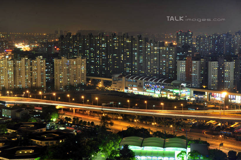 无人,高楼大厦,横图,全景,俯视,航拍,彩色,室外,夜晚,度假,美景,天际线,植物,城市风光,城市,大厦,道路,建筑,路,摩天大楼,霓虹灯,夜景,公路,上海,中国,亚洲,阴影,光线,影子,景观,高架,灯光,分界线,七彩,停车线,交通,娱乐,光源,建设,霓虹,灯,树,树木,绿色,自然,享受,休闲,景色,放松,生长,成长,车行道,车行道分界线,申,照明设备,鸟瞰,标线,高架桥,东亚,上海体育馆,车行线,徐汇区,上海大舞台,上海市,高架道路,跨线桥,中华人民共和国,沪,华东地区,氖灯,马路,彩图,高角度拍摄,大楼,高层建筑,高楼,摩天楼,万人体育馆,shlyb1
