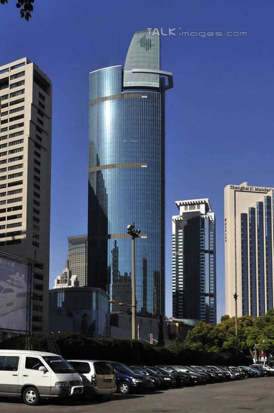 无人,高楼大厦,竖图,室外,白天,仰视,度假,美景,植物,城市风光,城市,大厦,建筑,摩天大楼,汽车,上海,中国,亚洲,阴影,光线,影子,景观,面包车,娱乐,建设,车,树,树木,南京西路,蓝色,绿色,蓝天,天空,阳光,自然,交通工具,天,享受,休闲,景色,放松,生长,晴朗,成长,申,载具,东亚,静安区,上海市,万里无云,中华人民共和国,沪,华东地区,晴空,晴空万里,彩图,低角度拍摄,大楼,高层建筑,高楼,摩天楼,上海中信泰富广场,shlyb1