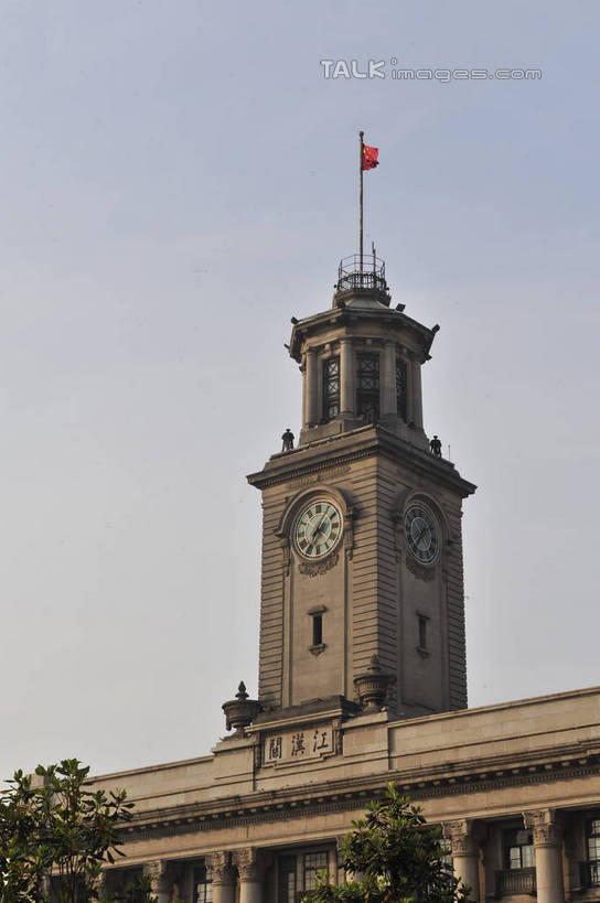 无人,高楼大厦,竖图,室外,白天,仰视,度假,美景,植物,城市风光,标志建筑,城市,大厦,地标,建筑,摩天大楼,旗帜,武汉,中国,亚洲,阴影,时间,光线,时钟,影子,景观,计时,娱乐,旗子,建设,树,树木,蓝色,绿色,蓝天,天空,阳光,自然,钟表,天,享受,休闲,表,景色,放松,生长,晴朗,成长,东亚,湖北,湖北省,江汉关大楼,武汉市,汉口,万里无云,中华人民共和国,省会,塔钟,旌旗,旗号,华中地区,鄂,钟,晴空,晴空万里,彩图,低角度拍摄,大楼,高层建筑,高楼,摩天楼,东方芝加哥,江汉路步行街,沿江大道,shlyb1