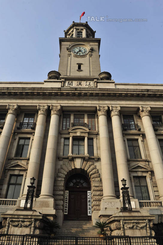 无人,高楼大厦,竖图,室外,白天,仰视,度假,美景,城市风光,标志建筑,城市,大厦,地标,建筑,摩天大楼,旗帜,武汉,中国,亚洲,阴影,时间,光线,时钟,影子,景观,计时,娱乐,旗子,建设,蓝色,蓝天,天空,阳光,钟表,天,享受,休闲,表,景色,放松,晴朗,东亚,湖北,湖北省,江汉关大楼,武汉市,汉口,万里无云,中华人民共和国,省会,塔钟,旌旗,旗号,华中地区,鄂,钟,晴空,晴空万里,彩图,低角度拍摄,大楼,高层建筑,高楼,摩天楼,东方芝加哥,江汉路步行街,沿江大道,shlyb1