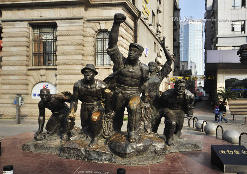 东方人,高楼大厦,走,横图,室外,白天,正面,制服,度假,美景,城市风光,标志建筑,城市,大厦,地标,建筑,摩天大楼,雕塑,武汉,中国,亚洲,行人,游客,游人,阴影,服装,艺术,装饰,光线,雕刻,雕像,影子,景观,许多人,注视,休闲装,黄种人,娱乐,建设,路人,旅客,衣服,蓝色,蓝天,天空,阳光,工艺品,天,观察,看,一群人,享受,休闲,休闲服,景色,放松,服饰,晴朗,观看,纪念,军人,美术,察看,军装,关注,主题,军服,陈列,东亚,湖北,湖北省,江汉关大楼,武汉市,汉口,万里无云,中华人民共和国,省会,功能,美学,华中地区,鄂,过客,男人,男性,年轻男性,年轻女性,女人,女性,亚洲人,晴空,晴空万里,步行,散步,走路,半身,彩图,大楼,高层建筑,高楼,摩天楼,东方芝加哥,江汉路步行街,沿江大道,shlyb1