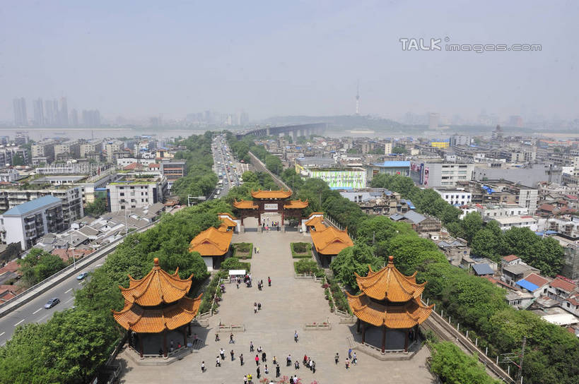 东方人,高楼大厦,寺庙,走,横图,俯视,室外,白天,旅游,度假,办公楼,山,山脉,植物,标志建筑,大厦,地标,建筑,摩天大楼,写字楼,武汉,中国,亚洲,行人,游客,游人,阴影,服装,节日,光线,影子,山顶,山峰,山峦,许多人,燃烧,注视,休闲装,黄种人,文化,娱乐,建设,路人,旅客,树,树木,衣服,蓝色,绿色,蓝天,天空,阳光,自然,香火,楼宇,庙宇,群山,天,观察,看,祈祷,一群人,享受,休闲,健康,休闲服,旅游胜地,商务楼,放松,许愿,宗教,服饰,信仰,生长,晴朗,成长,观看,纪念,祈求,察看,关注,东亚,湖北,湖北省,黄鹤楼,武昌区,武汉市,武昌,万里无云,中华人民共和国,省会,华中地区,鄂,颠峰,极峰,过客,平安,男人,男性,年轻男性,年轻女性,女人,女性,亚洲人,晴空,晴空万里,步行,散步,走路,半身,彩图,高角度拍摄,大楼,高层建筑,高楼,庙,摩天楼,寺,黄鹄山,蛇山,黄鹤楼公园,shlyb1