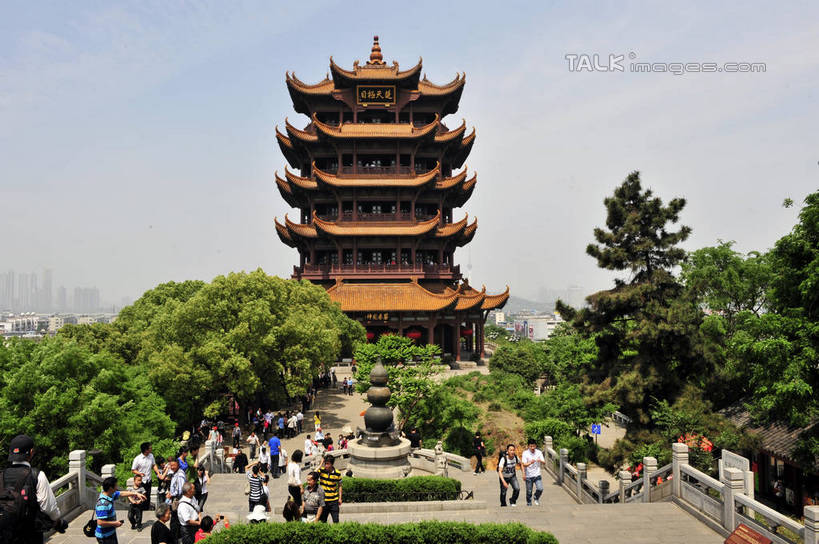 东方人,寺庙,栏杆,走,横图,室外,白天,仰视,旅游,度假,植物,楼梯,标志建筑,地标,建筑,武汉,中国,亚洲,行人,游客,游人,阴影,服装,节日,光线,扶手,影子,阶梯,许多人,燃烧,注视,休闲装,黄种人,文化,娱乐,建设,护栏,路人,旅客,台阶,树,树木,衣服,蓝色,绿色,蓝天,天空,阳光,自然,香火,庙宇,天,观察,看,祈祷,一群人,享受,休闲,健康,休闲服,旅游胜地,放松,许愿,宗教,服饰,信仰,生长,晴朗,成长,观看,纪念,祈求,察看,关注,东亚,湖北,湖北省,黄鹤楼,武昌区,武汉市,武昌,万里无云,中华人民共和国,省会,华中地区,鄂,过客,平安,男人,男性,年轻男性,年轻女性,女人,女性,亚洲人,晴空,晴空万里,步行,散步,走路,半身,彩图,低角度拍摄,庙,寺,黄鹄山,蛇山,黄鹤楼公园,shlyb1