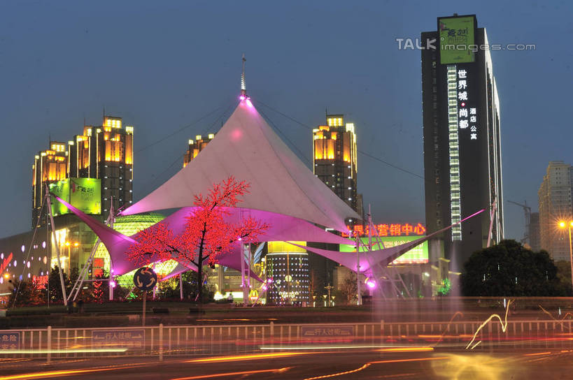 无人,高楼大厦,栏杆,横图,彩色,室外,夜晚,仰视,度假,美景,城市风光,城市,大厦,道路,建筑,路,摩天大楼,霓虹灯,夜景,公路,武汉,中国,亚洲,阴影,光线,影子,景观,围栏,灯光,七彩,交通,娱乐,光源,建设,护栏,霓虹,灯,蓝色,蓝天,天空,天,享受,休闲,景色,放松,晴朗,照明设备,东亚,湖北,湖北省,中国光谷,武汉市,万里无云,中华人民共和国,省会,氖灯,华中地区,鄂,晴空,晴空万里,马路,彩图,低角度拍摄,大楼,高层建筑,高楼,摩天楼,洪山,洪山区,江夏,江夏区,武汉东湖新技术产业开发区,武汉光谷,shlyb1