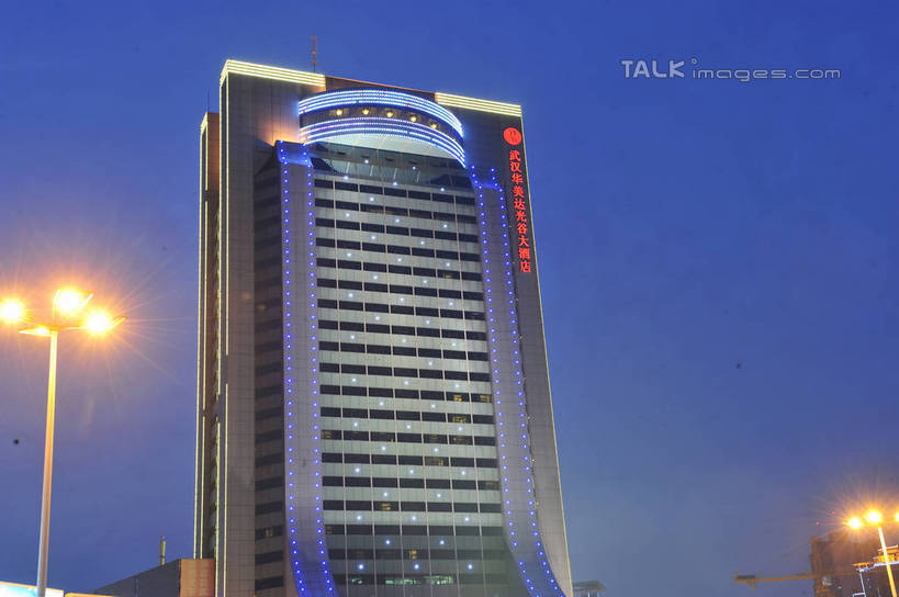 无人,高楼大厦,横图,室外,夜晚,仰视,度假,美景,城市风光,城市,大厦,建筑,路灯,摩天大楼,夜景,照明,武汉,中国,亚洲,阴影,光线,影子,景观,灯光,娱乐,建设,灯,蓝色,蓝天,天空,天,享受,休闲,景色,放松,晴朗,照亮,照明设备,东亚,湖北,湖北省,中国光谷,武汉市,万里无云,中华人民共和国,省会,华中地区,鄂,晴空,晴空万里,彩图,低角度拍摄,大楼,高层建筑,高楼,摩天楼,洪山,洪山区,江夏,江夏区,武汉东湖新技术产业开发区,武汉光谷,shlyb1