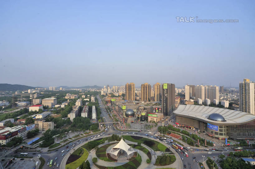 无人,高楼大厦,横图,全景,俯视,航拍,室外,白天,度假,草地,草坪,美景,天际线,植物,城市风光,城市,大厦,道路,建筑,路,摩天大楼,公路,汽车,武汉,中国,亚洲,阴影,光线,影子,景观,交通,娱乐,建设,车,草,树,树木,蓝色,绿色,蓝天,天空,阳光,自然,交通工具,轿车,天,享受,休闲,景色,放松,生长,晴朗,成长,鸟瞰,载具,东亚,湖北,湖北省,中国光谷,武汉市,万里无云,中华人民共和国,省会,华中地区,鄂,晴空,晴空万里,马路,彩图,高角度拍摄,大楼,高层建筑,高楼,摩天楼,洪山,洪山区,江夏,江夏区,武汉东湖新技术产业开发区,武汉光谷,shlyb1