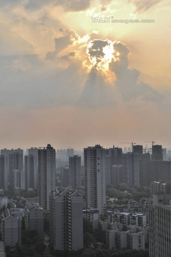 无人,高楼大厦,竖图,全景,俯视,航拍,室外,白天,度假,美景,日落,天际线,城市风光,城市,大厦,建筑,摩天大楼,武汉,中国,亚洲,阴影,光线,影子,景观,晚霞,霞光,落日,娱乐,建设,阳光,黄昏,享受,休闲,景色,彩霞,放松,鸟瞰,东亚,湖北,湖北省,中国光谷,武汉市,中华人民共和国,省会,华中地区,鄂,夕照,薄暮,夕阳,彩图,高角度拍摄,傍晚,大楼,高层建筑,高楼,摩天楼,洪山,洪山区,江夏,江夏区,武汉东湖新技术产业开发区,武汉光谷,斜阳,shlyb1