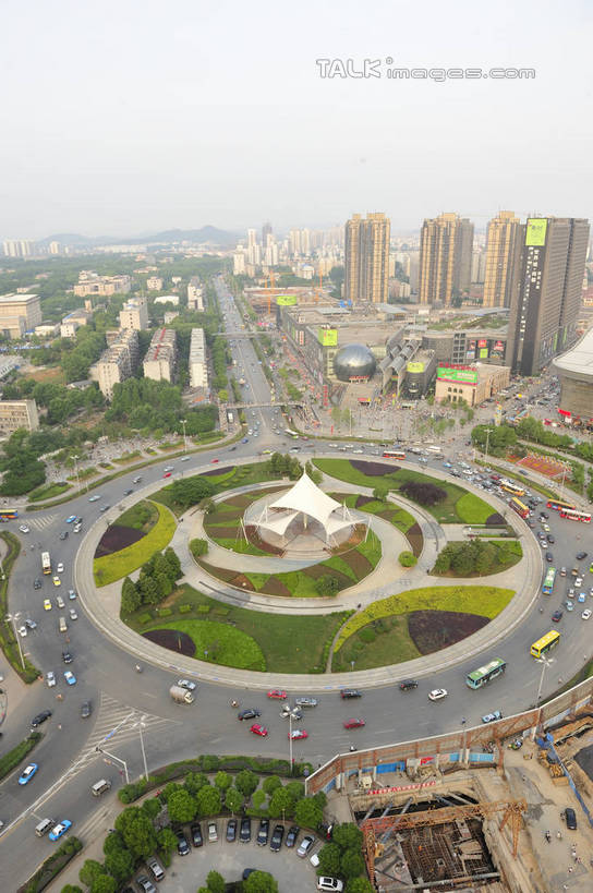 无人,高楼大厦,竖图,全景,俯视,航拍,室外,白天,度假,草地,草坪,美景,天际线,植物,城市风光,城市,大厦,道路,建筑,路,摩天大楼,公路,汽车,武汉,中国,亚洲,阴影,光线,影子,景观,交通,娱乐,建设,车,草,树,树木,蓝色,绿色,蓝天,天空,阳光,自然,交通工具,轿车,天,享受,休闲,景色,放松,生长,晴朗,成长,鸟瞰,载具,东亚,湖北,湖北省,中国光谷,武汉市,万里无云,中华人民共和国,省会,华中地区,鄂,晴空,晴空万里,马路,彩图,高角度拍摄,大楼,高层建筑,高楼,摩天楼,洪山,洪山区,江夏,江夏区,武汉东湖新技术产业开发区,武汉光谷,shlyb1