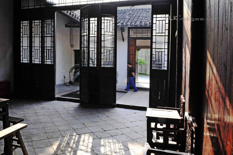 东方人,一个人,家,走,横图,室内,白天,侧面,旅游,度假,家具,门,装修,桌面,桌子,标志建筑,地标,建筑,椅子,中国,亚洲,仅一个男性,仅一个人,阴影,服装,装饰,光线,木制,影子,房屋,木椅,木桌,墙,屋子,公寓,古典,注视,休闲装,黄种人,娱乐,建设,装潢,洋房,楼房,墙壁,墙面,住宅,仅一个年轻男性,衣服,阳光,木制品,门框,室内装潢,观察,看,享受,休闲,休闲服,中式,旅游胜地,放松,服饰,观看,样板房,明亮,察看,舒适,家居装潢,关注,房屋设计,室内设计,宽敞,东亚,湖南,湖南省,韶山,中华人民共和国,样板房装潢,华中地区,湘,湘潭,湘潭市,男人,男性,年轻男性,亚洲人,设计,步行,散步,走路,彩图,全身,房子,毛泽东同志故居,上屋场,韶山村,韶山市,韶山乡,木桌子,shlyb1