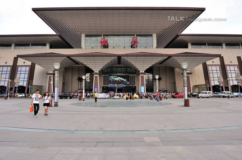 东方人,火车站,走,横图,室外,白天,正面,度假,美景,城市风光,城市,武汉,中国,亚洲,行人,游客,游人,服装,标志,文字,字符,景观,许多人,注视,休闲装,黄种人,娱乐,标识,路人,旅客,衣服,观察,看,一群人,享受,休闲,休闲服,汉字,景色,放松,服饰,观看,察看,关注,中文,东亚,湖北,湖北省,武昌区,武汉市,武昌,中华人民共和国,省会,国文,华文,华中地区,鄂,过客,男人,男性,年轻男性,年轻女性,女人,女性,亚洲人,步行,散步,走路,彩图,全身,铁路车站,铁路站,武昌火车站,武昌站,shlyb1