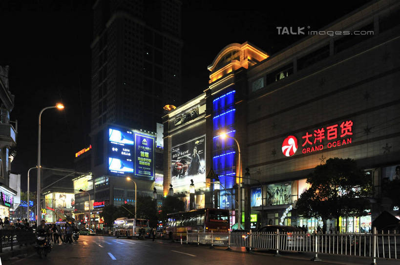 东方人,商店,走,横图,彩色,室外,夜晚,正面,购物,度假,消费,美景,植物,城市风光,超市,城市,道路,路,路灯,霓虹灯,商场,夜景,公路,汽车,照明,武汉,中国,亚洲,行人,游客,游人,阴影,服装,光线,影子,景观,灯光,七彩,交通,许多人,注视,休闲装,黄种人,娱乐,光源,霓虹,路人,旅客,车,灯,树,树木,衣服,绿色,自然,交通工具,轿车,观察,看,一群人,享受,休闲,休闲服,景色,放松,金融,百货,服饰,生长,成长,观看,照亮,察看,照明设备,关注,载具,选购,贸易,百货公司,东亚,湖北,湖北省,武汉市,汉口,中华人民共和国,省会,氖灯,血拼,华中地区,鄂,过客,男人,男性,年轻男性,年轻女性,女人,女性,亚洲人,马路,步行,散步,走路,半身,彩图,购物商场,购物中心,商业中心,东方芝加哥,江汉路步行街,shlyb1