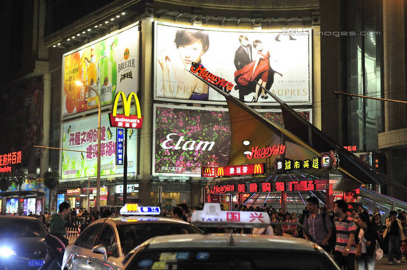 东方人,商店,走,横图,彩色,室外,夜晚,正面,购物,度假,消费,美景,植物,城市风光,超市,城市,道路,路,路灯,霓虹灯,商场,夜景,公路,汽车,照明,武汉,中国,亚洲,行人,游客,游人,阴影,服装,光线,影子,景观,灯光,七彩,交通,许多人,注视,休闲装,黄种人,娱乐,光源,霓虹,路人,旅客,车,灯,树,树木,衣服,绿色,自然,交通工具,轿车,观察,看,一群人,享受,休闲,休闲服,景色,放松,金融,百货,服饰,生长,成长,观看,照亮,察看,照明设备,关注,载具,选购,贸易,百货公司,东亚,湖北,湖北省,武汉市,汉口,中华人民共和国,省会,氖灯,血拼,华中地区,鄂,过客,男人,男性,年轻男性,年轻女性,女人,女性,亚洲人,马路,步行,散步,走路,半身,彩图,购物商场,购物中心,商业中心,东方芝加哥,江汉路步行街,shlyb1